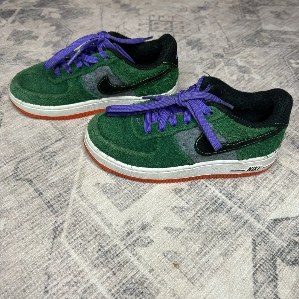 Nike Kids Sneakers in Green and Purple - Picture 3 of 6